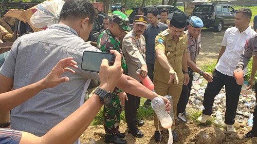 Suasana pemusnahan barang bukti Minuman Keras (Miras) di Polres Dompu, NTB.