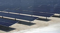 PLTS ini berada sekitar 80 km sebelah barat Ibu Kota Doha. Ini merupakan komitmen Qatar dalam mengusung konsep net zero atau ramah lingkungan pada Piala Dunia 2022. (Ivan Pisarenko/AFP/Getty Images)