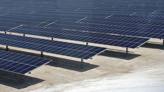Penampakan Ladang Panel Surya Qatar untuk Piala Dunia 2022 This picture taken on October 18, 2022 shows a view of solar panels at the newly-inaugurated al-Kharsaah solar power plant in Qatar. - Gas-rich Qatar inaugurated its first solar plant on October 18, which organisers of the World Cup have said will provide clean energy for its stadiums. The solar farm in al-Kharsaah, west of the capital, is