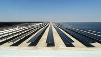 Pemandangan hamparan panel surya di Pembangkit Listrik Tenaga Surya (PLTS) Al-Kharsaah, Qatar, Selasa, 918/10/2022). Ini merupakan PLTS pertama Qatar, nantinya PLTS ini juga akan memasok kebutuhan energi bersih untuk stadion-stadion Piala Dunia 2022. (Reuters/Imad Creidi)
