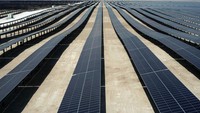 PLTS Al-Kharsaah disebut sebagai salah satu pembangkit tenaga surya terbesar di Timur Tengah dengan 1,8 juta panel surya. Berada di area seluas 10 kilometer persegi, pembangkit ini memiliki kapasitas mencapai 800 megawatt (MW). (Ivan Pisarenko/AFP/Getty Images)