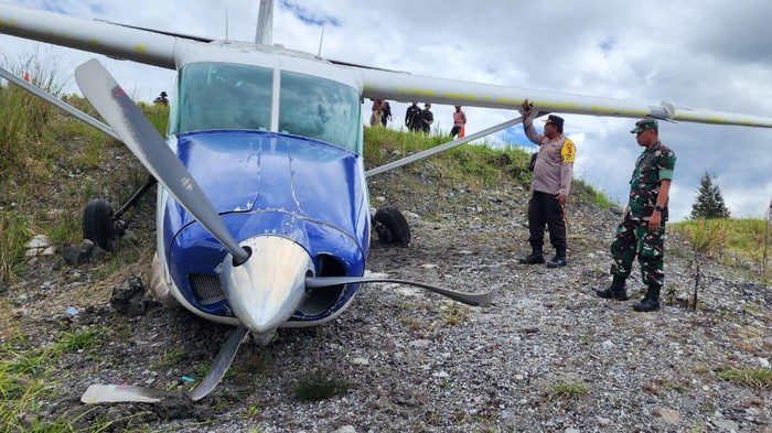 Penampakan pesawat tergelincir di Bandara Amingaru Ilaga, Papua.