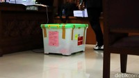 Selain itu, ada satu boks kontainer yang terlihat dibawa jaksa ke ruang sidang. 