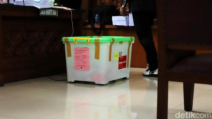 Sidang lanjutan kasus pembunuhan Brigadir  Yosua dengan terdakwa Bharada Eliezer digelar hari ini. Tampak tumpukan berkas perkara disiapkan jaksa penuntut umum.