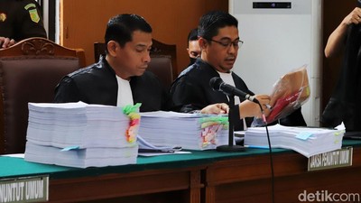 Penampakan Tumpukan Berkas Perkara di Sidang Bharada Eliezer