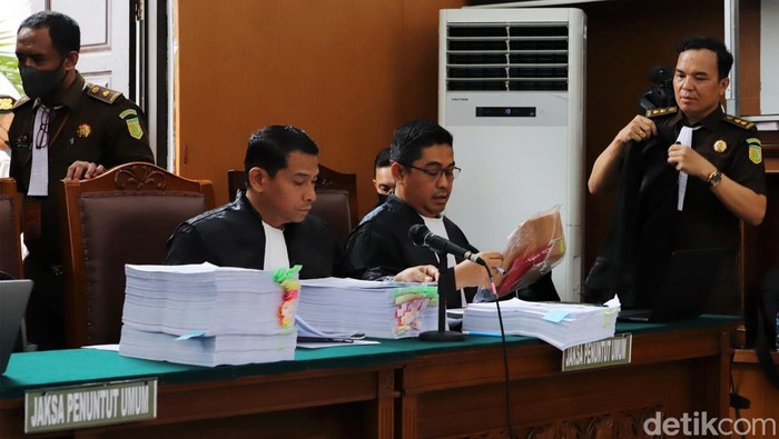 Penampakan Tumpukan Berkas Perkara di Sidang Eliezer Sidang lanjutan kasus pembunuhan Brigadir Yosua dengan terdakwa Bharada Eliezer digelar hari ini. Tampak tumpukan berkas perkara disiapkan jaksa penuntut umum.