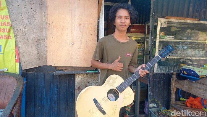 Pengamen viral Asnrianto alias Anto yang manggung bareng Kotak Band di Makassar.