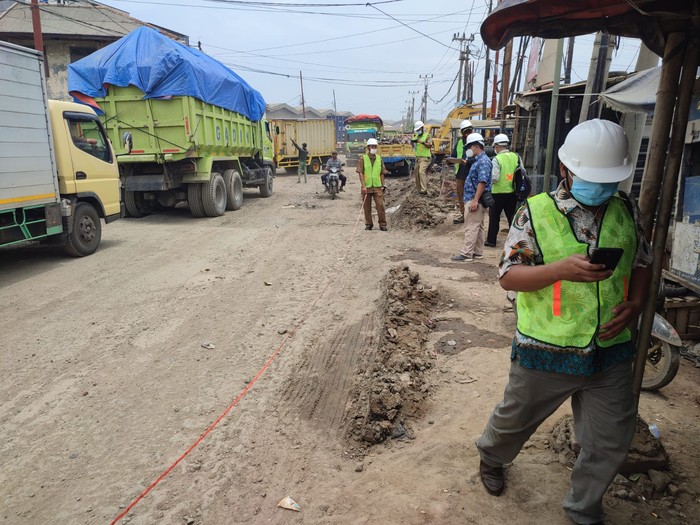 Pengukuran ruas Jl Perancis Kabupaten Tangerang dalam rangka perbaikan jalan. (Dok DBMSDA Kabupaten Tangerang)