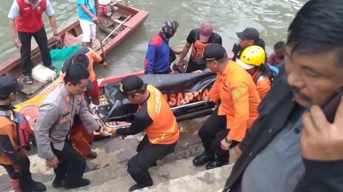 Suasana evakuasi korban penjala ikan tenggelam di Rawa Pening, Ambarawa.