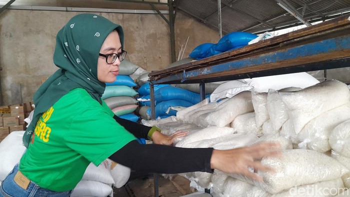 Penjual garam krosok di Sumedang.