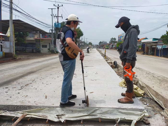Perbaikan Jl Cikarang-Cibarusah, Cikarang Selatan, Kabupaten Bekasi, 25 Oktober 2022. (PPK Proyek Perbaikan Jalan, Dede M Yahya)