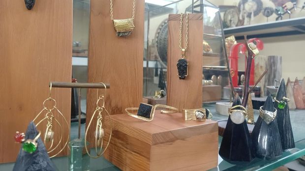 Perhiasan batu alam dan kuningan Maharani Craft yang dijadikan suvenir G20