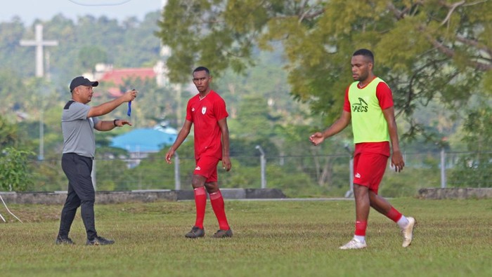 Persipura Jayapura kembali menggelar latihan di tengah Liga 2 masiih ditunda sementara.