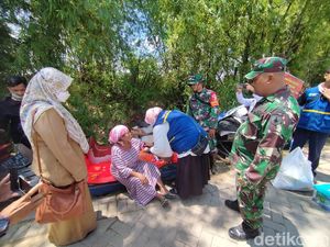 Pengungsi Banjir Gresik Mulai Terjangkit Demam dan Gatal-gatal