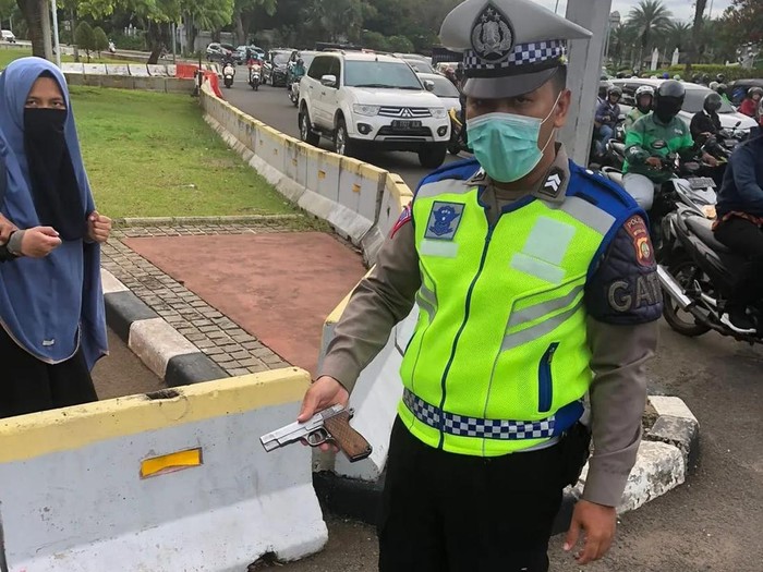 Pistol yang ditodongkan wanita ke paspampres di depan Istana. (Istimewa)