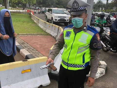 Pistol yang ditodongkan wanita ke paspampres di depan Istana. (Istimewa)