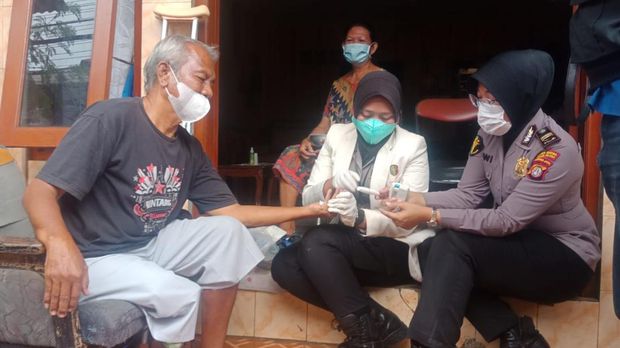 Polisi memberikan bantuan kepada warga Pesanggrahan yang sedang sakit.