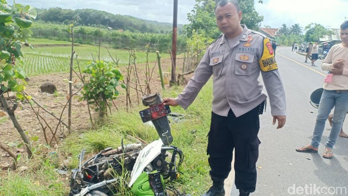 Polisi memperlihatkan sepeda motor yang ditunggangi satu keluarga yang tewas di Garut