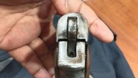 Tampak pistol tersebut berwarna dominan silver. (dok Istimewa)