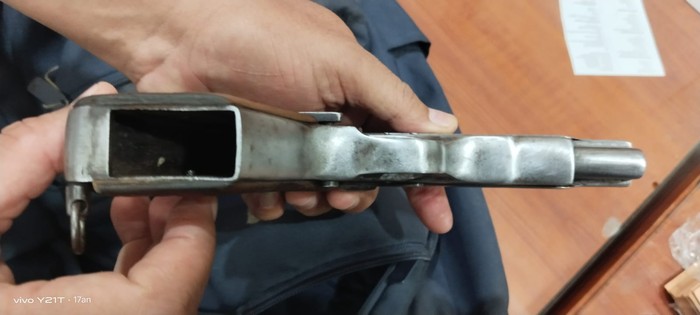 Polisi menyelidiki pistol yang dipakai seorang wanita untuk  menodong ke arah anggota Paspampres di depan Istana Merdeka (dok Istimewa)