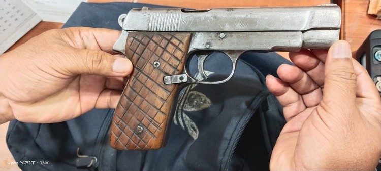 Polisi menyelidiki pistol yang dipakai seorang wanita untuk  menodong ke arah anggota Paspampres di depan Istana Merdeka (dok Istimewa)