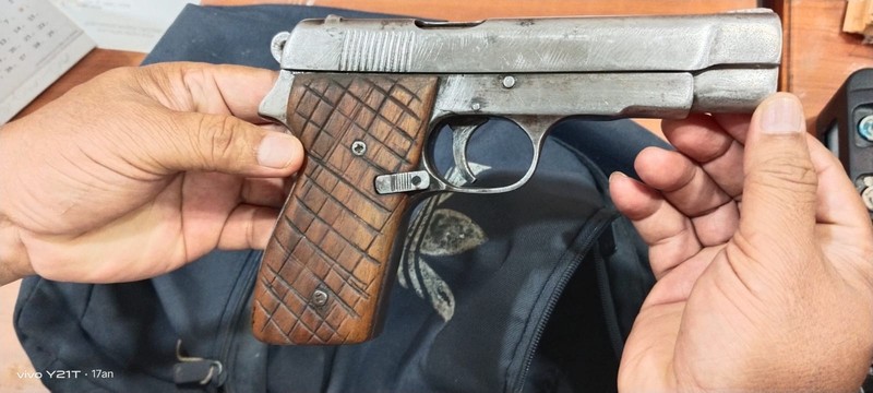 Polisi menyelidiki pistol yang dipakai seorang wanita untuk  menodong ke arah anggota Paspampres di depan Istana Merdeka (dok Istimewa)