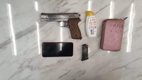 Selain pistol dan magasin, dari tangan wanita yang belum diketahui identitasnya ditemukan barang bukti lain seperti dompet berwarna pink hingga body lotion (dok Istimewa)