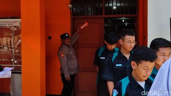 Polisi olah TKP siswa SMKN 1 Jenangan Ponorogo yang tewas tersengat listrik