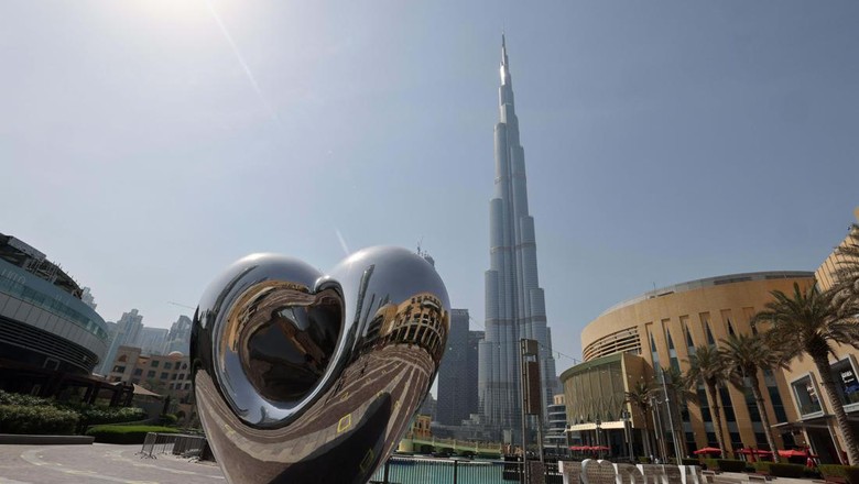 Potret Burj Khalifa, Gedung Tertinggi di Dunia yang Tak Punya Septic Tank TOPSHOT - The Burj Khalifa in Dubai is pictured on September 30, 2021 on the day of the Expo 2020 opening. - The Covid-delayed Expo 2020 kicks off today in Dubai with an extravagant opening ceremony in the evening for what is expected to be the worlds biggest event since the start of the pandemic. (Photo by Giuseppe CACACE / AFP) (Photo by GIUSEPPE CACACE/AFP via Getty Images)
