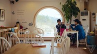 Anda juga bisa mengabadikan momen Anda menggunakan kamera-kamera yang berada di kafe ini. Foto: Pool/Site