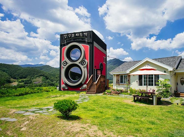 Potret Kafe Unik Bentuk Kamera Besar yang Hits di Korea