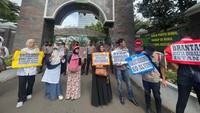 Massa yang terdiri advokat, mahasiswa, emak-emak, pemuda, Majelis Penderitaan Rakyat (MPR) berharap MA bisa membebaskan Alvin dari Lapas Salemba melalui putusan kasasi yang adil.