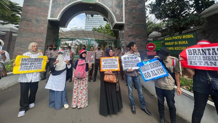 Potret Pendukung Alvin Lim Demo Kejagung Massa pendukung Alvin Lim berdemo di Gedung Kejaksaan Agung, Senin 24 Oktober 2022. Mereka meminta pengacara itu dibebaskan.