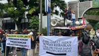 Sementara itu, putri Alvin Lim, Kate Victoria Lim, yang berorasi di atas mobil komando, dengan lantang menyuarakan agar ayahnya dibebaskan dari penjara.