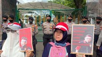 Seperti diketahui pada Selasa (18/10/2022) lalu, Jaksa menjemput advokat Alvin Lim yang telah divonis 4,5 tahun penjara pada tingkat Pengadilan Tinggi DKI Jakarta terkait kasus pemalsuan surat. Alvin Lim kemudian dibawa ke Rutan Salemba.