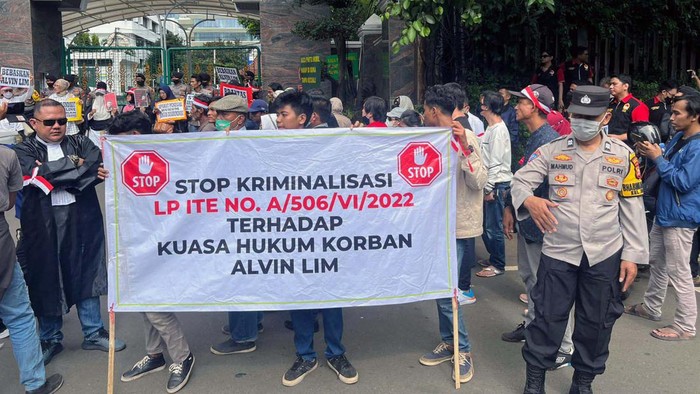 Potret Pendukung Alvin Lim Demo Kejagung Massa pendukung Alvin Lim berdemo di Gedung Kejaksaan Agung, Senin 24 Oktober 2022. Mereka meminta pengacara itu dibebaskan.