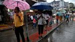 Aksi Warga Bangladesh Menerobos Banjir Saat Hujan dan Angin Topan