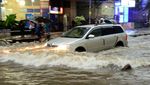 Aksi Warga Bangladesh Menerobos Banjir Saat Hujan dan Angin Topan