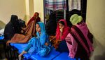Aksi Warga Bangladesh Menerobos Banjir Saat Hujan dan Angin Topan