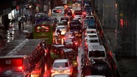 Hujan deras menerjang kota Dhaka, Bangladesh, Senin (24/10). Para warga mencoba melakukan berbagai aktifitas di tengah hujan deras tersebut.