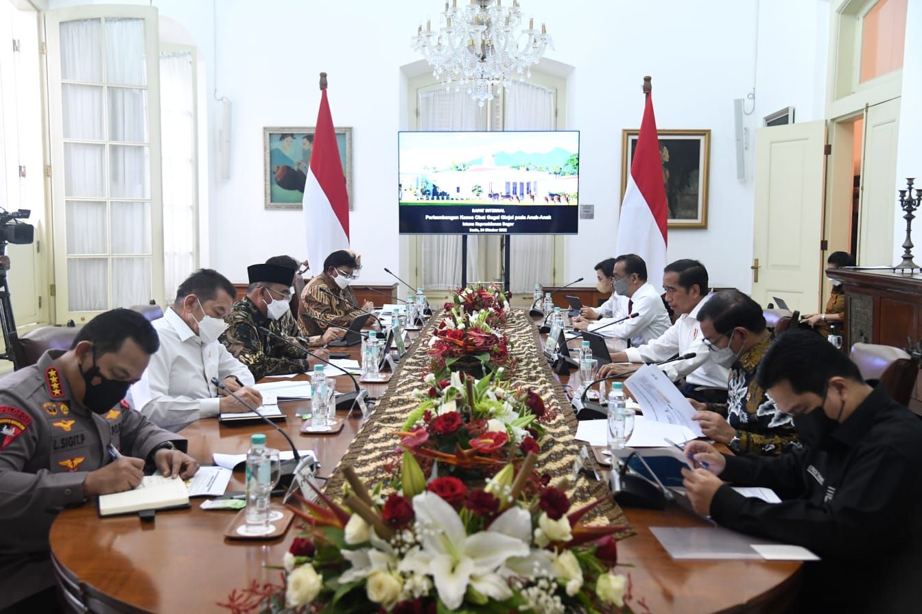 Presiden Joko Widodo menggelar rapat internal terkait perkembangan kasus obat penyebab gagal ginjal dengan sejumlah menteri Kabinet Indonesia Maju, pada Senin, 24 Oktober 2022, di Istana Kepresidenan Bogor, Jawa Barat. (Foto: Lukas - Biro Pers Sekretariat Presiden)