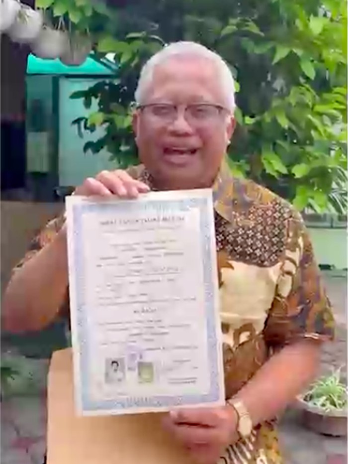 Presiden Jokowi bersekolah di SMPN 1 Surakarta dan lulus pada 1976. Rekan satu SMP Jokowi, Utomo Putro, menunjukkan ijazah dari sekolah. (dok Istimewa)