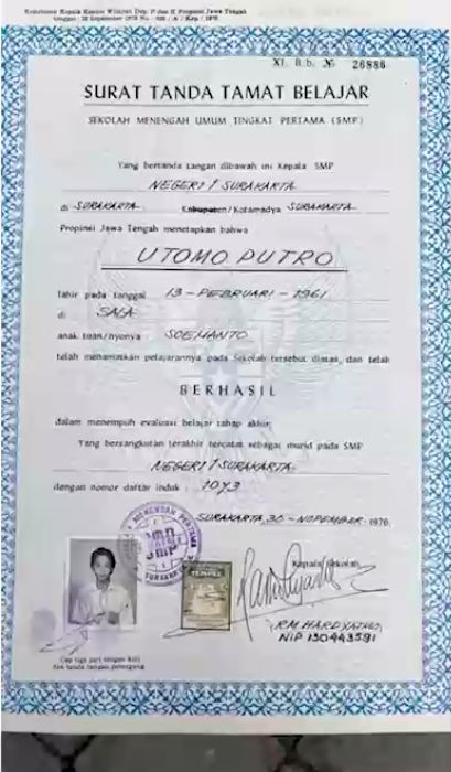 Presiden Jokowi bersekolah di SMPN 1 Surakarta dan lulus pada 1976. Rekan satu SMP Jokowi, Utomo Putro, menunjukkan ijazah dari sekolah. (dok Istimewa)