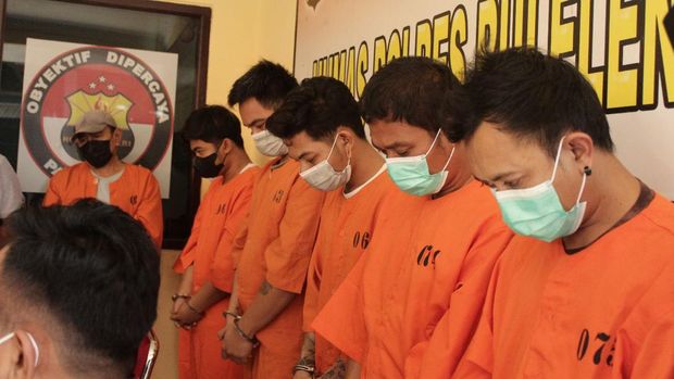 Pria berinisial Gede AS (32) yang viral melakukan transaksi narkoba kepergok warga ditangkap Polres Buleleng.