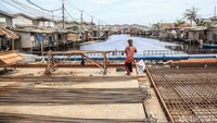 Jembatan yang membentang di atas sungai Perancis tersebut untuk memangkas kemacetan di kawasan tersebut.