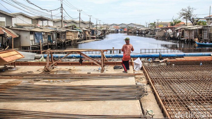 Jembatan Dadap tengah dibangun di atas Sungai Perancis di Kosambi, Tangerang. Pembangunan jembatan tersebut untuk memangkas kemacetan di kawasan tersebut.