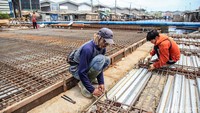 Para pekerja beraktivitas di proyek pembangunan jembatan Dadap, Kosambi, Tangerang, Senin (24/10).