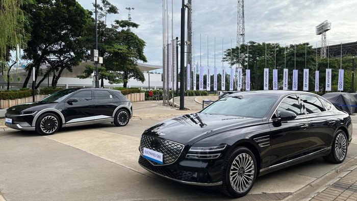 PT Hyundai Motors Indonesia (HMID) resmi menyerahkan 393 unit mobil listrik Hyundai Ioniq 5 dan Genesis G80 kepada Kementerian Sekretariat Negara untuk mendukung KTT G20 2022 Bali