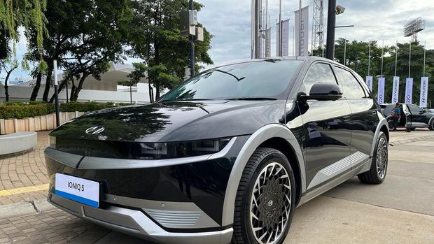 PT Hyundai Motors Indonesia (HMID) resmi menyerahkan 393 unit mobil listrik Hyundai Ioniq 5 dan Genesis G80 kepada Kementerian Sekretariat Negara untuk mendukung KTT G20 2022 Bali