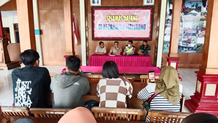 Audiensi antara PT Wonogiri Jaya Lestari (WJL) dengan eks karyawannya di Pendapa Kantor Kecamatan Jatisrono, Wonogiri.